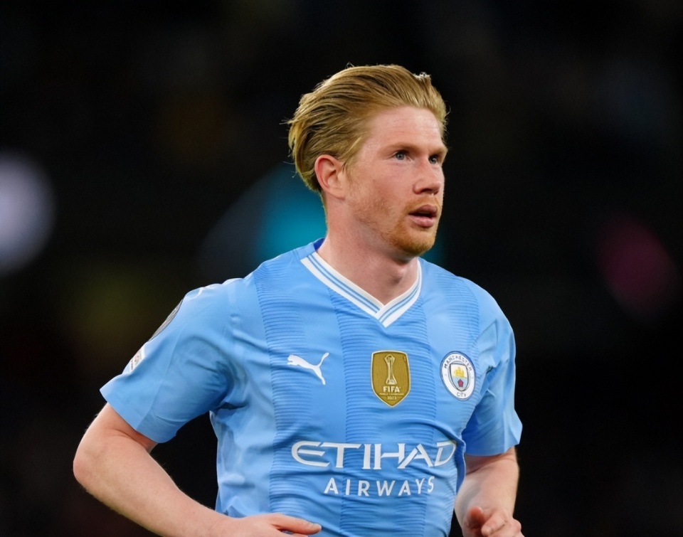 法兰克福客胜后球迷区突发火情，还有球迷从高处坠落后被送医