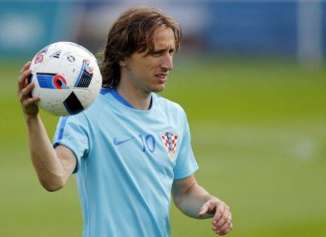 DO：纽卡求购谢什科的最新报价为至少8000万欧元